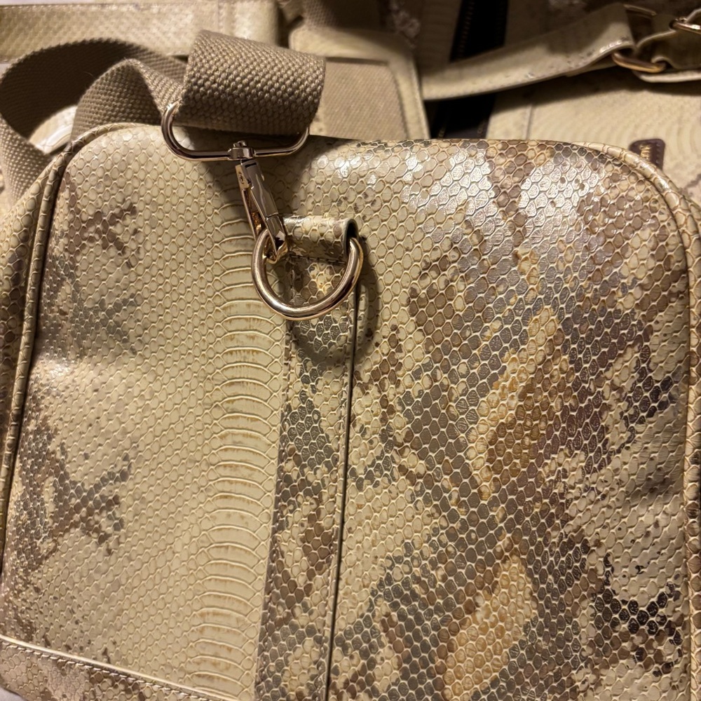 New Without Tags Simply Southern Tan Snake Print Weekender Bag 20” Long 10” Wide - Picture 7 of 9